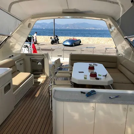 Botel Twiny